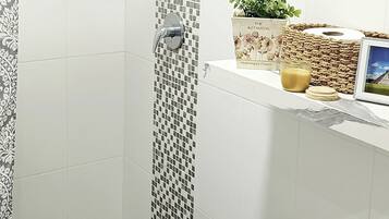 Dusche, Haartrockner, Handtücher, Seife