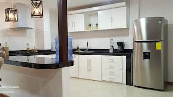 Micro-ondes, cafetière/bouilloire