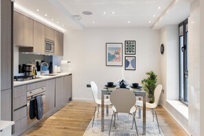 Microwave, oven, stovetop, coffee/tea maker - The Modern Nest: Chic 2BR Oasis in the City (London)