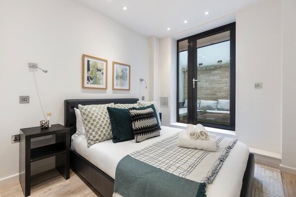 2 bedrooms, iron/ironing board, bed sheets