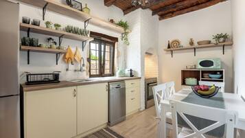 Comfort Villa, Mountain View | Private kitchen | Fridge, microwave, oven, stovetop