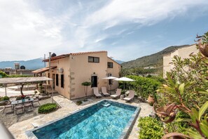 Seasonal outdoor pool, pool umbrellas, pool loungers - Joel Living Collection - Rustic Villa (Chania)