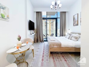 Iron/ironing board, Internet, bed sheets - Studio in Azizi Riviera: Comfort and Convenience (Dubai)