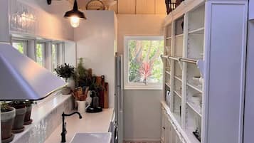 House, 2 Bedrooms, Accessible, Balcony | Dapur peribadi | Cerek elektrik, pembakar roti