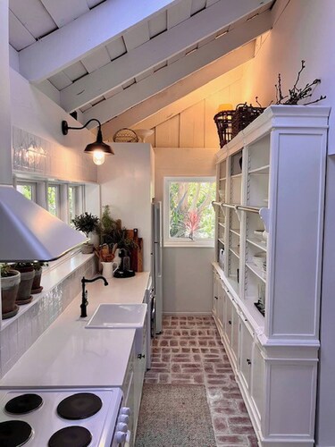 One Wee Cottage, A Romantic Secluded Provincial Abode Surrounded by Vineyards