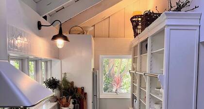 One Wee Cottage, A Romantic Secluded Provincial Abode Surrounded by Vineyards