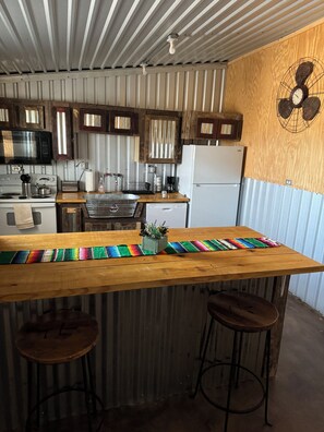 Fridge, microwave, oven, stovetop - Lodging 7min from Stephenville. 2bedroom, 2bathroom. Horse barn Stalls, Turnouts (Dublin)