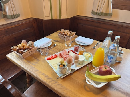 Desayuno con opciones de la cocina local diario (EUR 8 por persona). Hotel Gasthof zur Post Benediktbeuern