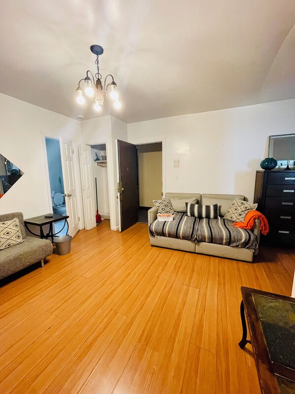 Smart TV - Charming 2-bedroom apartment in delightful New York with WiFi, AC (New York)