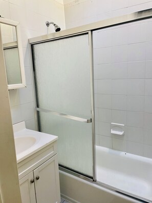 Secador de cabelo, toalhas de banho, papel higiênico 