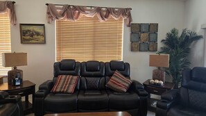Smart TV, chimenea, reproductor de DVD y libros 