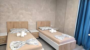 3 habitaciones, tabla de planchar con plancha, wifi y ropa de cama