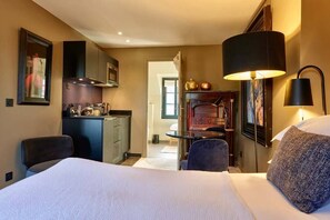 1 slaapkamer, een bureau, een strijkplank/strijkijzer, reisbedje