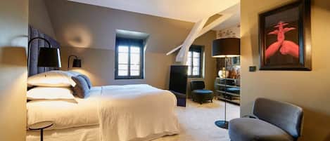 1 quarto, escrivaninha, ferros/tábuas de passar roupa, Wi-Fi de cortesia