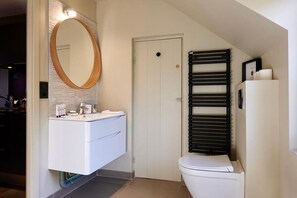 Een douche, een haardroger, handdoeken, zeep