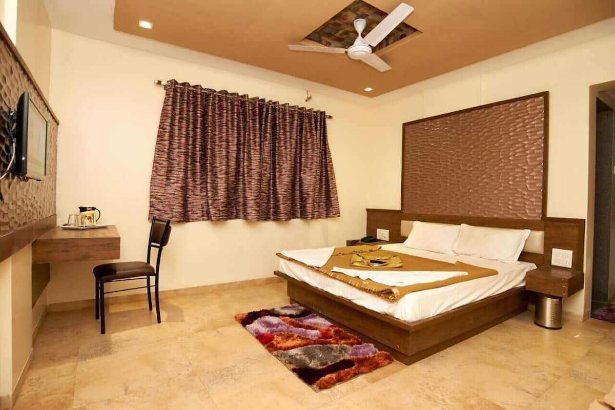 Quarto casal básico | Individualmente mobiliados, escrivaninha, Wi-Fi de cortesia