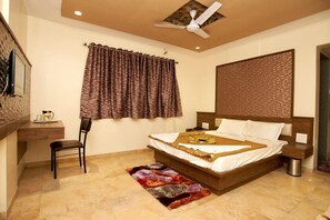 基础双人房 | 特色家居、办公桌、免费 WiFi