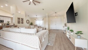 Smart TV, computer monitors - Charming 3-bedroom house in beautiful Spring Hill with WiFi, AC (Spring Hill)