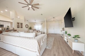 Smart TV, computer monitors - Charming 3-bedroom house in beautiful Spring Hill with WiFi, AC (Spring Hill)