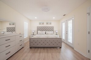 3 bedrooms, desk, WiFi - Charming 3-bedroom house in beautiful Spring Hill with WiFi, AC (Spring Hill)