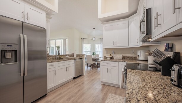 Coffee/tea maker, fridge, microwave, oven - Charming 3-bedroom house in beautiful Spring Hill with WiFi, AC (Spring Hill)