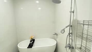 Shower, jetted tub, bidet, towels