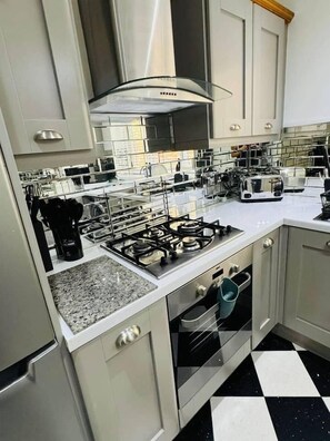 Batterie de cuisine, vaisselle et ustensiles