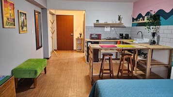 1 habitación, tabla de planchar con plancha, wifi y ropa de cama