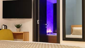 Suite | 1 bedroom, in-room safe, desk, laptop workspace