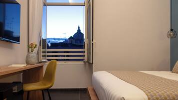 Suite | 1 bedroom, in-room safe, desk, laptop workspace