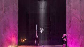 Suite | Badezimmer | Haartrockner, Hausschuhe, HandtĂŒcher, Seife