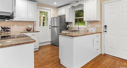 Charming 2-bedroom cottage with WiFi, AC and Parking spot Huntington