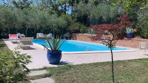 Outdoor pool - Green Umbria Suite & Pool Perugia (Perugia)