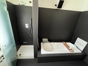 Dusche, Whirlpool, Haartrockner, Bidet