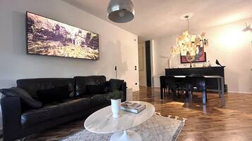 Smart TV, caminetto, libri, impianto stereo