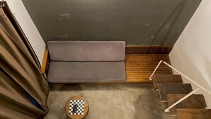 ダブルルーム | リビング エリア | 43 インチのスマートテレビ (デジタル放送視聴可)
