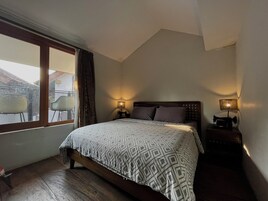 Escritorio, wifi gratis y ropa de cama 