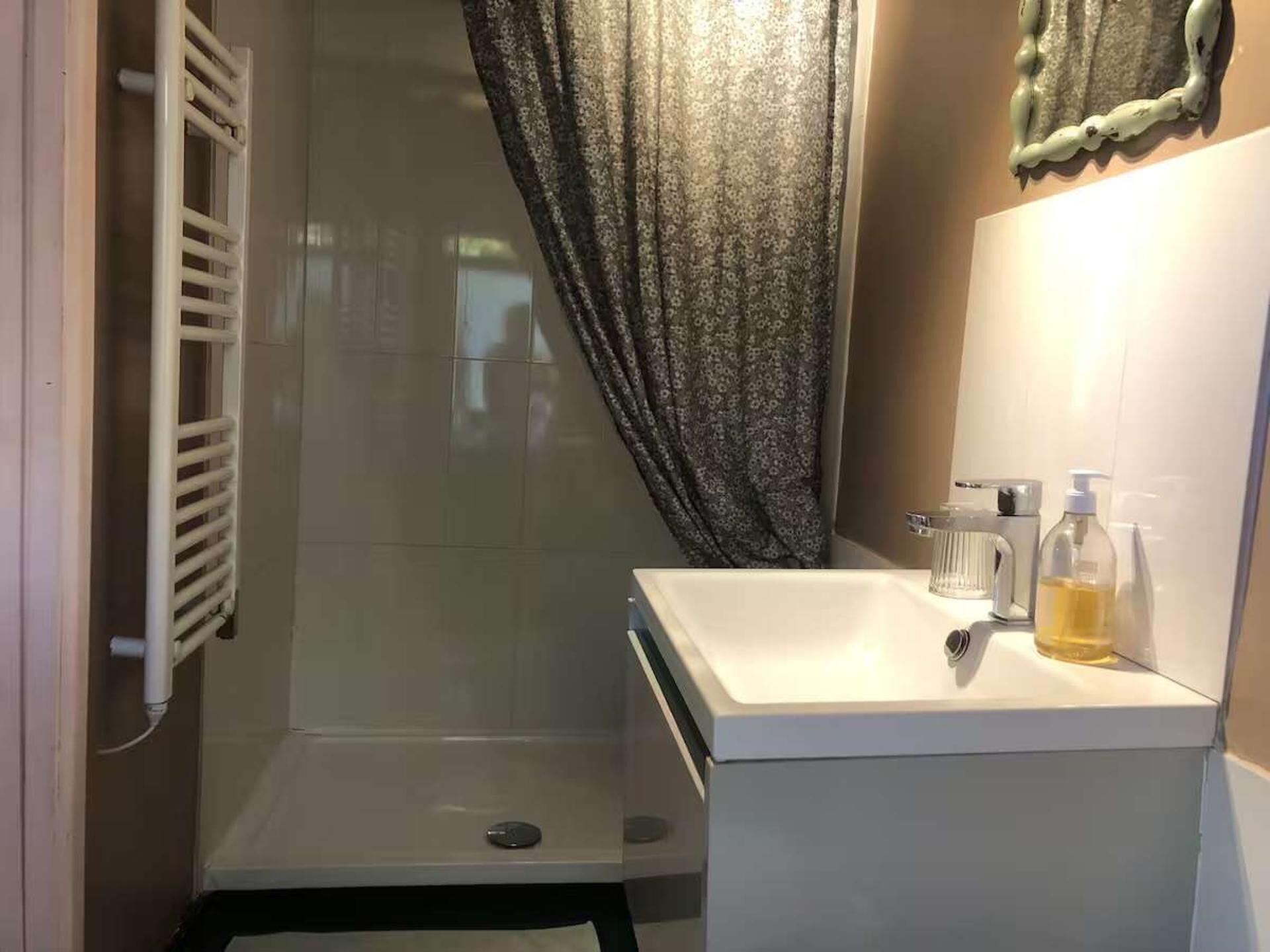 Chalet | Bathroom | Shower, free toiletries, hair dryer, towels