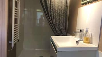 Chalet | Bathroom | Shower, free toiletries, hair dryer, towels