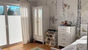 3 Schlafzimmer, Schreibtisch, Bügeleisen/Bügelbrett, Reisekinderbett