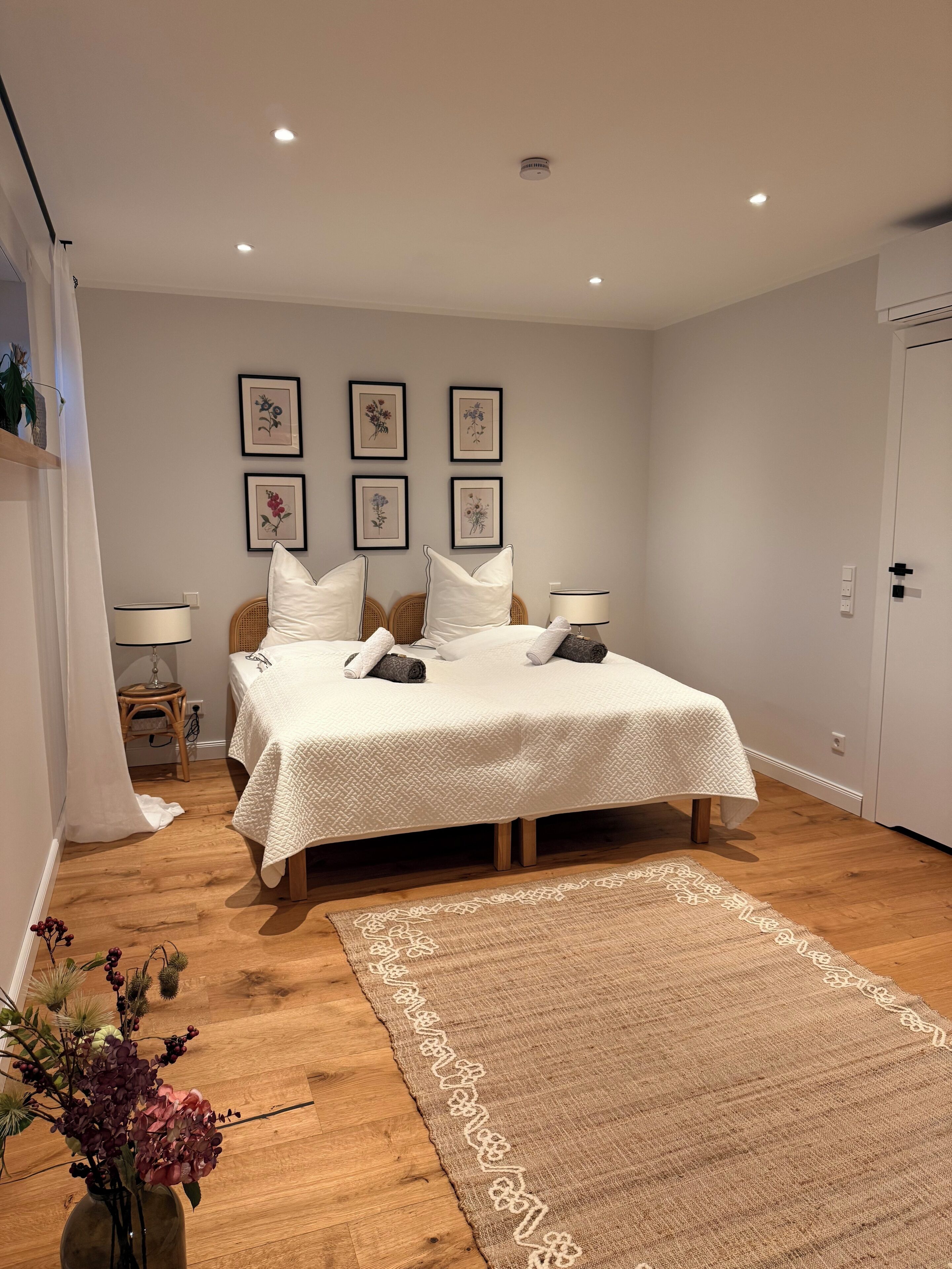 3 slaapkamers, een bureau, een strijkplank/strijkijzer, reisbedje