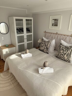 3 bedrooms, desk, iron/ironing board, travel crib