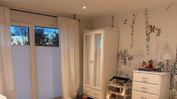 3 habitaciones, escritorio y tabla de planchar con plancha