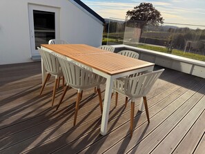 Outdoor dining - Elegant vacation home Seeidylle with a view of Lake Möhne and Ansberg Forest (Möhnesee)