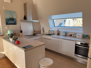 Frigorífico, microondas, horno y placa de cocina