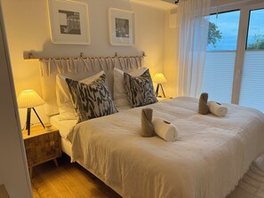 3 dormitorios, escritorio, tabla de planchar con plancha y cuna de viaje