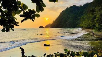 Plage, chaises longues, serviettes de plage