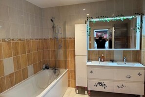 Dusche, HandtĂŒcher, Seife, Toilettenpapier