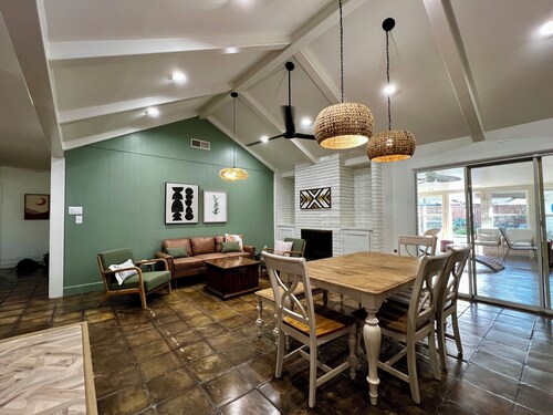Big Heated Pool w Sunroom, Centrally-loc. Luxury in Houston, Billiards, Sleeps16