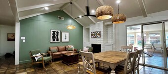 Big Heated Pool w Sunroom, Centrally-loc. Luxury in Houston, Billiards, Sleeps16